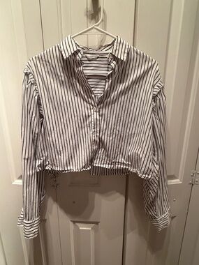Club Monaco Striped Cropped Button-Up Shirt - White with navy Stripes